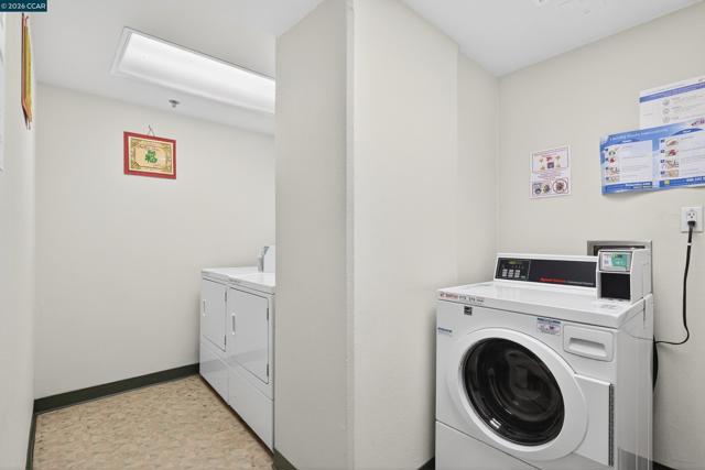 988 Franklin St, Oakland CA: https://media.crmls.org/mediaz/9ff8ad15-0062-452f-805f-f2f940535543.jpg