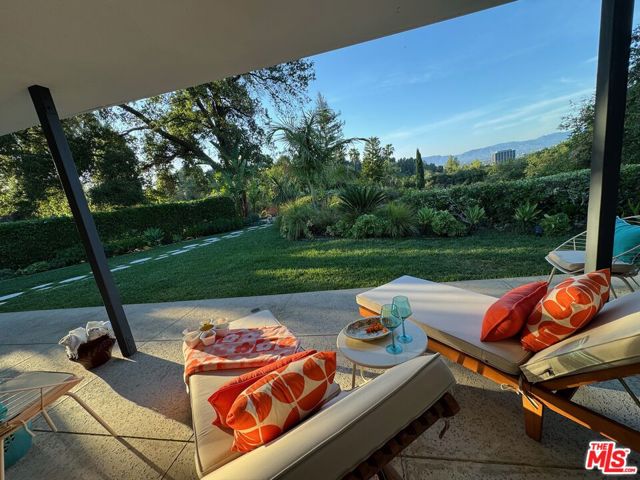 16045 Royal Mount Drive, Encino CA: https://media.crmls.org/mediaz/9ffad452-3501-4236-b154-19da3f6384e8.jpg