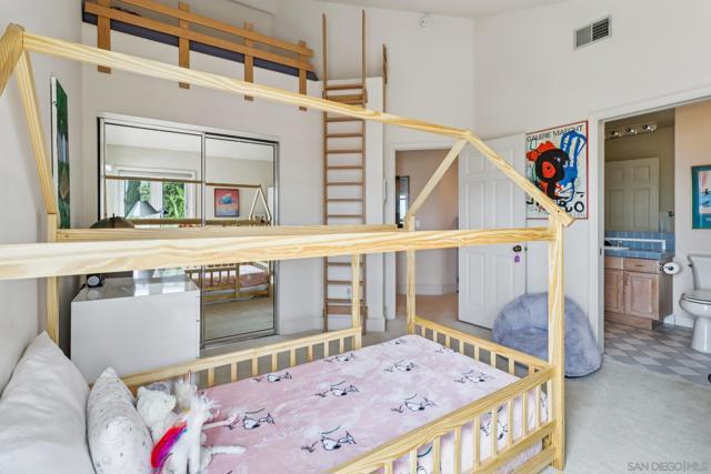 1295 W Redwood St, San Diego CA: https://media.crmls.org/mediaz/9ffb2583-c60c-4685-b2ab-a2a267dc71bf.jpg