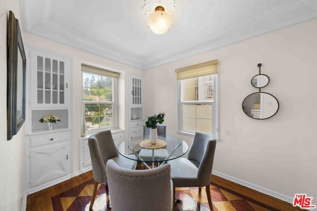 865 S Lucerne Boulevard, Los Angeles CA: https://media.crmls.org/mediaz/9ffe2305-77ed-4b83-9023-d8627bad11c2.jpg