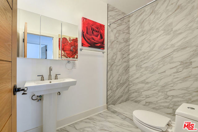 1101 W 18th Street, Los Angeles CA: https://media.crmls.org/mediaz/9ffe6b7c-e97a-475f-9be4-06b0f2b3ecc8.jpg