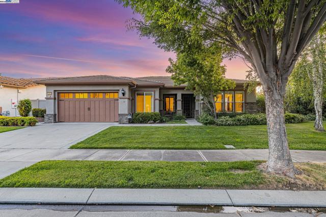 2453 Gardenstone Pl, Manteca CA: https://media.crmls.org/mediaz/9ffed136-af52-44cd-b8f2-ad9ce823407e.jpg