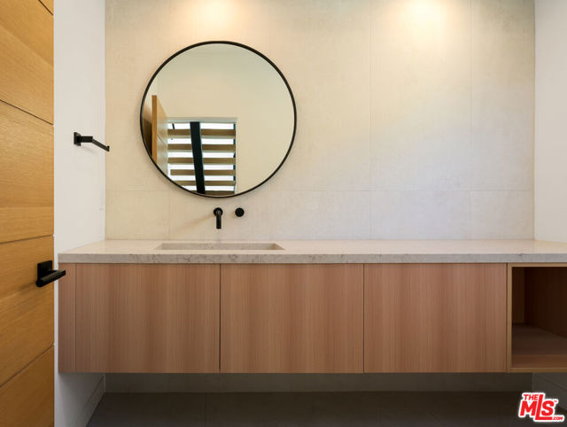444 N Kings Road, Los Angeles CA: https://media.crmls.org/mediaz/9ffeffbd-b1ba-4ff9-8de0-40223b2d3de9.jpg