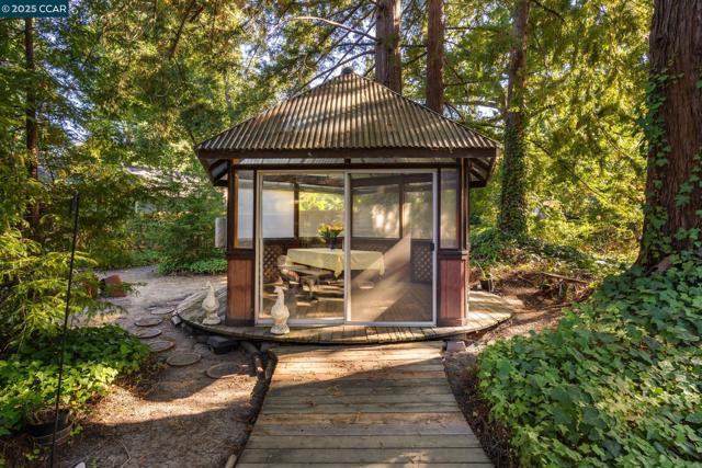 200 Lark Ln, Alamo CA: https://media.crmls.org/mediaz/9fff0d39-820f-4b4a-81e5-68e79f109c4a.jpg