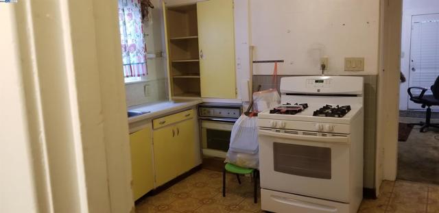 6939 Fresno St, Oakland CA: https://media.crmls.org/mediaz/9fff1b32-7907-42d1-a0f1-e1e84cbe40b8.jpg