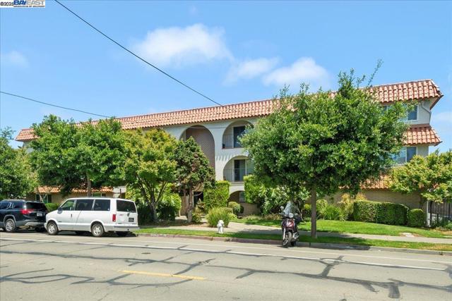 2133 Santa Clara Ave, Alameda CA: https://media.crmls.org/mediaz/9fff6bea-f912-4329-a7b2-8d9fd073b20f.jpg
