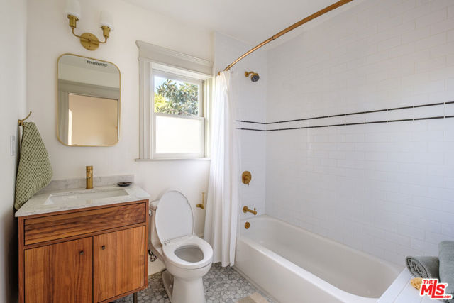 116 Roselawn Place, Los Angeles CA: https://media.crmls.org/mediaz/9fffb6b0-3c79-4cc9-a767-cc4c97beae63.jpg