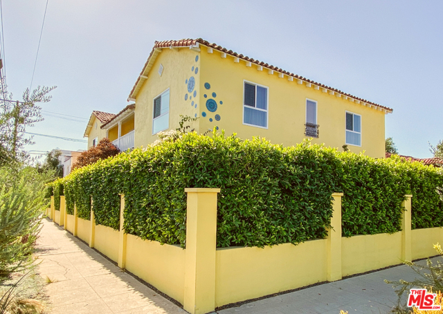 401 N Vista Street Los Angeles, California Located in the heart of the Fairfax District, this stunning triplex combines old world charm with contemporary luxury. This 1929 property was painstakingly renovated and amenitized in 2017 resulting in a true turn-key triplex that gushes with curb appeal and exudes class. Each garden-style townhouse features high ceilings, large picture windows, open-concept kitchen, large dining room, seated bar-area, brand new cabinets and quartz countertops throughout. All units have their own private outdoor area and shared access to a huge common area rooftop-deck for relaxation and entertaining. The property is landscaped beautifully and located on a spacious corner lot in one of the most desirable locations in Los Angeles, only a short walking distance to The Grove, Farmers Market and Pan Pacific Park. Significant value-added potential and additional rental income is possible through the addition of up to two new units (ADUs). With outstanding rental-income, Vista-Oakwood Homes represents the opportunity for an investor or owner-user to acquire a fully revitalized iconic triplex dating back from a classic era and located in one of the most premier areas in Los Angeles.