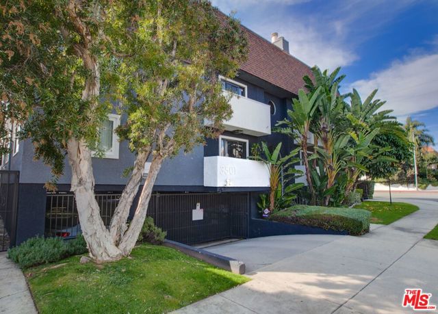 3501 Jasmine Avenue 7 Los Angeles, California Open and airy apartment now available in the Palms area of Los Angeles. The apartment has a great layout with two bedrooms, two full bathrooms and two underground parking spaces and a covered balcony. Close distance to many restaurants, coffee shops, and other neighborhood staples as well as the Expo metro line. Easy access to freeways and public transportation and close proximity to Culver City.