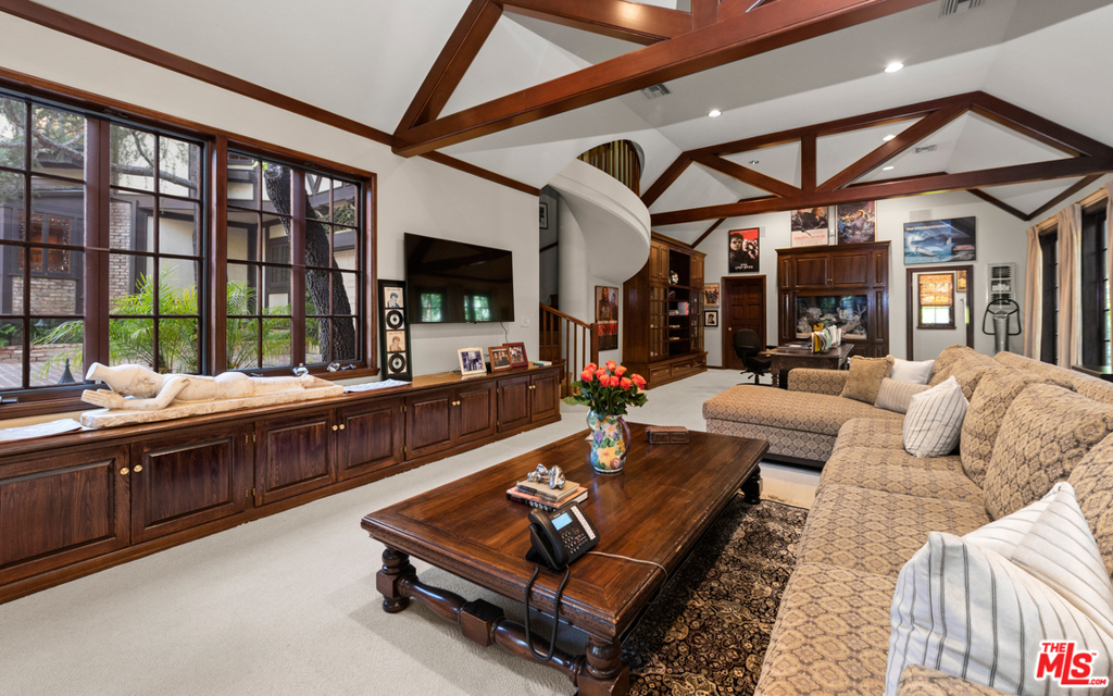 2781 Benedict Canyon Drive