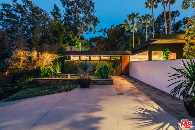 219 Chautauqua Boulevard Pacific Palisades, California Richard Neutras Case Study House #20, The Bailey House, now being sold separately! Neutra, considered the most significant and respected architect to participate in the Case Study, designed the house with simple lines and modular interiors that seamlessly blend with the elegantly landscaped grounds. Premier architectural firm, Marmol Radziner, masterfully restored The Bailey House, achieving a Santa Monica Conservancy Renovation Award. Built with an extensive use of glass, steel, and wood, the house features 3 bedrooms and 2 bathrooms. Neutras mid-century masterpiece is his only completed Case Study and a crown architectural gem. Home is being sold furnished.