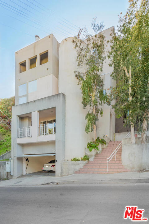 1701 N Beverly Drive Beverly Hills, California Great prime lower Beverly Hills Post Office location just minutes to central Beverly Hills, the Beverly Hills Hotel, famed Rodeo Drive, first class shopping, fine dining and cafes, Franklin Canyon Park and hiking trails. Beautiful 4 bedroom, 5 bath 5 level home with open floor plan. Contemporary with large master bedroom suite on it's own floor with huge walk-in closet, bath with dual sinks and separate shower and tub. 2 additional bedroom suites on the upper floor and 1 bedroom suite on the entry level with a private balcony. The main level has a huge living room with soaring ceilings and fireplace, spacious dining area, open kitchen with family room with another fireplace. This home has an elevator for easy access to all floors. Enjoy a very large deck located on the top floor area. Home is available immediately!