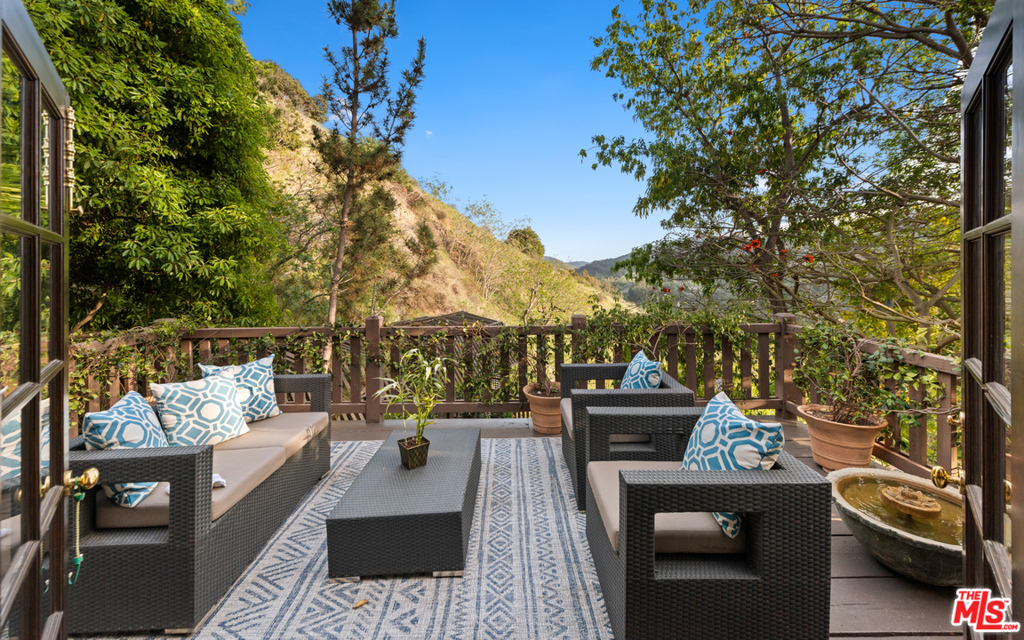 2781 Benedict Canyon Drive