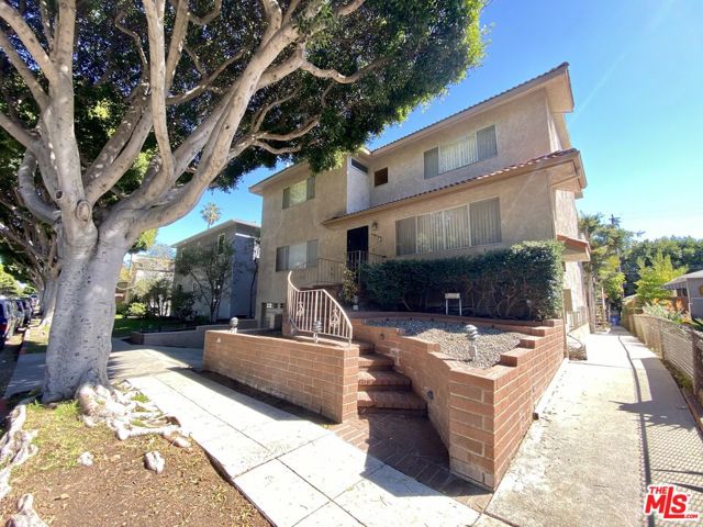 2314 Oak Street Santa Monica, California GRANT TOUR OF THE VACANT FRONT HOUSE - TUESDAY, OCTOBER 12th at 12pm. We are proud to present this impressive 6-unit apartment building located in Prime Ocean Park, Santa Monica. This unique property boasts a desirable unit mix consisting of an incredibly impressive three-bedroom front house and (5) two-bedroom units. There are four upgraded units in the property, which includes the front house. The Vacant Front House is about 3,000 SqFt and is a three-story townhouse with an expansive 4 car garage, large basement den, and a private roof top deck with sunset views. The front house is fully upgraded with flooring, kitchen, bathrooms, and brand new windows. There are in-unit washer/dryer hookups, and an upper-level laundry chute. Please do not disturb the tenants. All showings will be subject to an accepted offer.