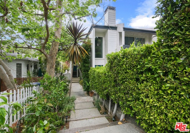807 Haverford Avenue Pacific Palisades, California This great center-of-the-Village Townhome is a perfect location to start your first home, extended family home or investment. With great walking access to everything Palisades - including Gelsons, Palisades High, Palisades Elementary, and the Caruso project, it is centrally located. Just a quick bike ride, walk or drive down Temescal to Will Rodgers State Park and beach access. With large deck access off the living room, al frescoed evenings and beach air are a perfect match for summer meals or a dive into a book. Walking distance to Farmer's Market at Palisades High. Watch the the 4th of July Fireworks from the deck, Three full bedroom and baths, two ensuite. Fireplace in master and living room. Balcony off of dining area. Garage can enter the master suite.