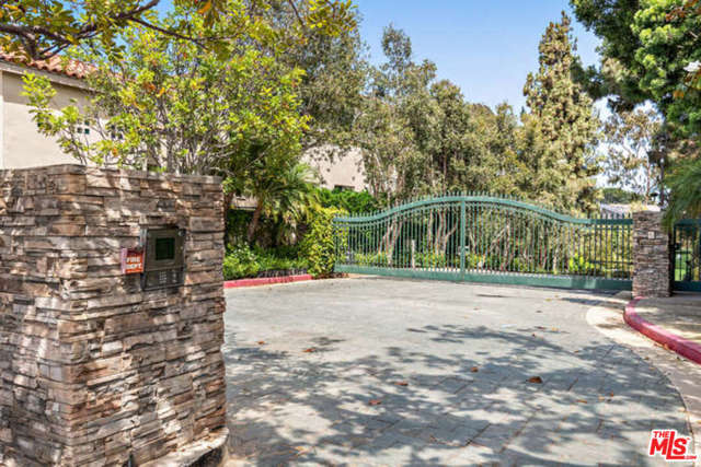 739 Patterson Place Pacific Palisades, California A private gated serene oasis just blocks from Palisades Village. Fully remodeled beautiful 5 bedroom, 5.5 bathroom with wonderful open floor plan includes grand entry, living room, family room, dining room... Tons of natural light and dramatic high ceilings. Resort quality backyard w/ pool, spa and outdoor shower. This architectural gem has it all, luxury and tranquility for family living with the convenience of walking to local schools and Starbucks, Caf Vida, and many other fine restaurants and shops in the heart of Palisades Village which is soon to be dramatically upgraded by renowned developer Rick Caruso.