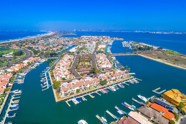 Showing proximity to the Pacific Ocean (at far left).