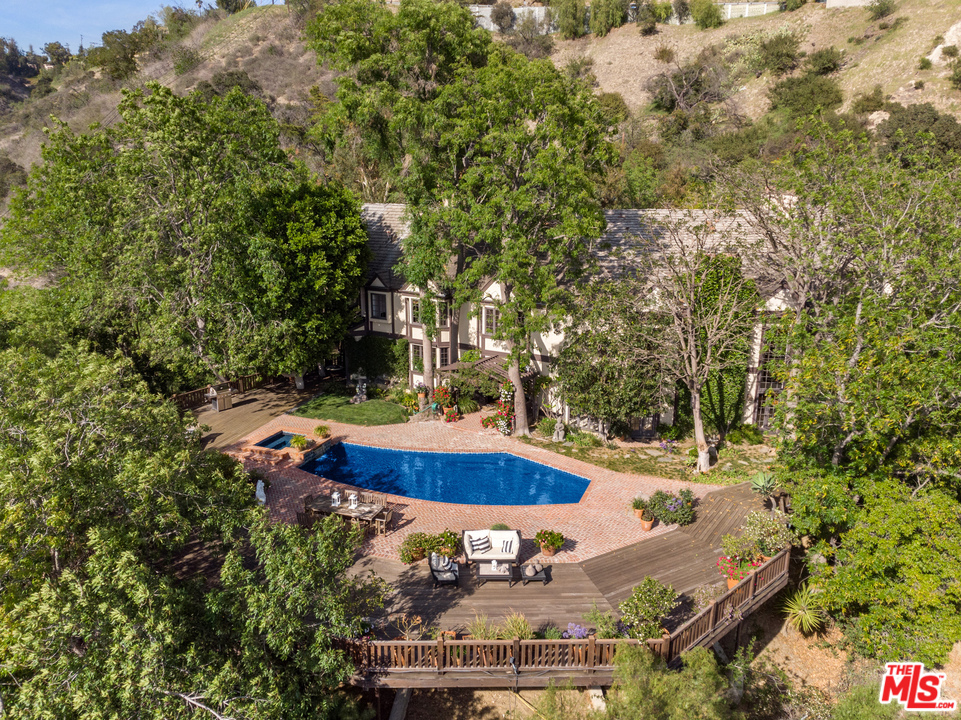 2781 Benedict Canyon Drive