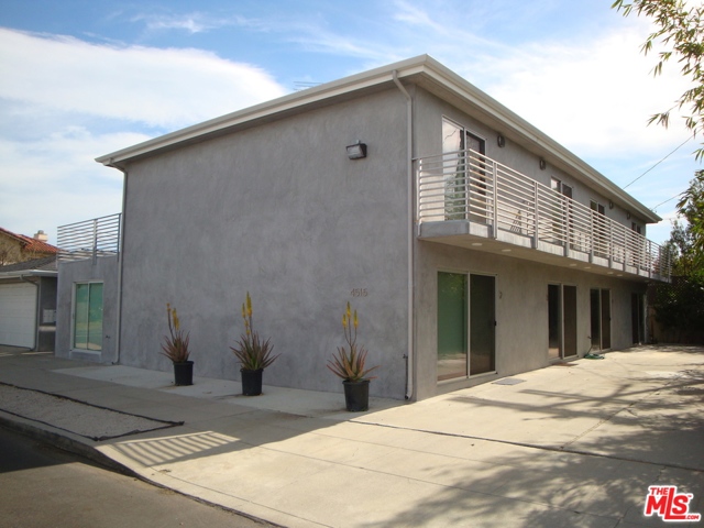 4515 McConnell Avenue 5 Los Angeles, California Newly renovated 3 bedroom, 2.5 bathroom townhouse in a great location close to Marina Del Rey, Playa Vista and Venice Beach. Beautiful garden building with no elevator. Redone kitchen with granite counters, custom cabinetry, stainless steel appliances and breakfast bar opens to the light & bright living room. One bedroom on the first level with its own private bathroom and sliding glass doors opening to a small patio. Two additional bedrooms upstairs each with their own private balconies share another bathroom. Private laundry inside the unit.
