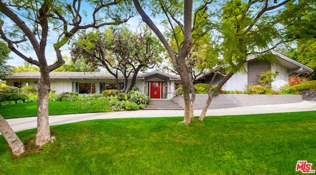 811 N Hillcrest Road Beverly Hills, California Located on one of the most prestigious blocks north of Sunset, the Hillcrest contemporary home features 5,177 square feet on a 26,607 square foot lot. Perfect for a developer and/or end user, the five bedroom home features magnificent and 14 foot ceilings and fabulous walls of glass! Light and bright, this home is perfect for entertaining and has a wonderful floor plan. Private and set back off the street, the Hillcrest home is located minutes from the Beverly Hills Hotel and Rodeo Drive.