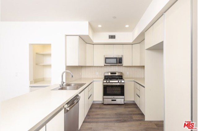 1233 westgate 410 Los Angeles, California Welcome to Westgate Wonder, a BRAND NEW CONSTRUCTION that is Brentwood adjacent.Designer fixtures, in-suite washers and dryer, walk-in closets, luxury appliances and more. Moments away from world-class dining and shopping; adjacent to Brentwood's popular San Vicente Blvd, which comprises of Alfred Coffee and Whole Foods Market.The building includes a spacious rooftop and a gorgeous gymTO MAKE AN APPOINTMENT, PLEASE CONTACT THE BUILDING MANAGER VIA THE PRIVATE REMARKS BELOW