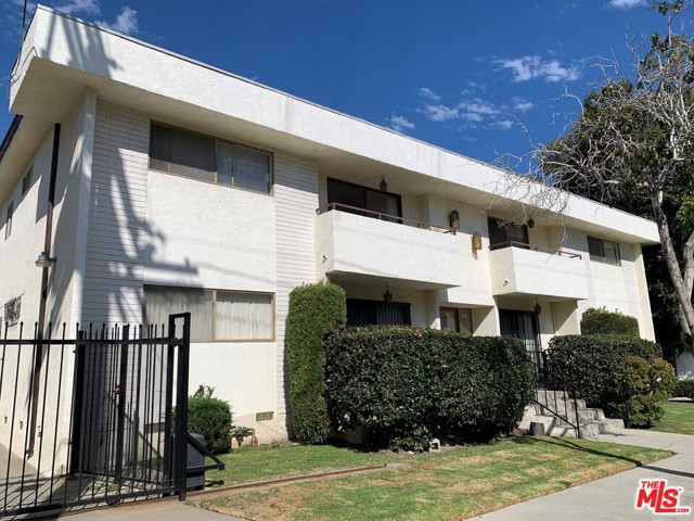 2136 Colby Avenue Los Angeles, California 14-unit low-rise, walk-up apartment building on a 10,454-square-foot lot comprised of studio, one- and two- bedroom layouts | Property will be delivered fully vacant allowing a savvy investor to renovate the building and achieve top of the market rents | Plans have been drawn for a 1,100 sq ft ADU unit over parking | A 4.65 cap rate and 5.28 cap rate with ADU unit | Surrounded by Class A office complexes and Fortune 500 companies