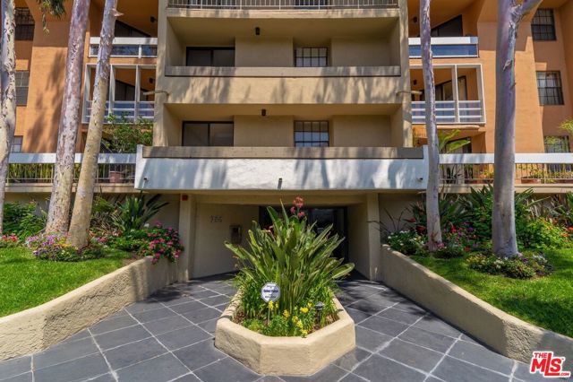 740 N KINGS Road 112 Los Angeles, California One Bedroom Condo in LA's most sought after area. On the West Hollywood border, a block from shopping and dining on Melrose! Updated bathroom with an oversized shower. BRAND NEW Open Kitchen. Living room with fireplace. Both Bedroom and living room open to a large patio with plenty of room for relaxing. The building has a large gym and cardio room, spa with jets, and a rooftop deck for sunning or dining with BBQ!