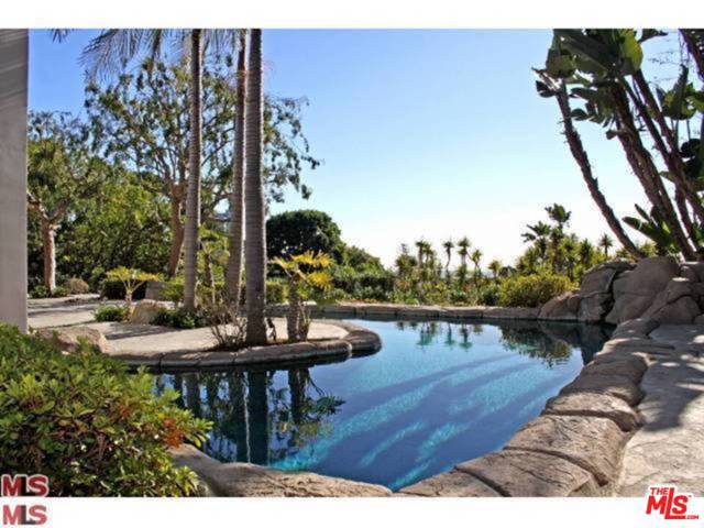 1017 N Hillcrest Road Beverly Hills, California Spectacular, panoramic views from each rooms. Custom-made, located in lower Trousdale Estate and it is ideal for entertainment. Spacious, high ceilings living room w/ recessed lighting & fireplace opens to tropical garden. Huge backyard w/city views, pool & spa. Gourmet kitchen w/an oversized island & large breakfast area. Master suite w/large master bath, marble shower & spa tub