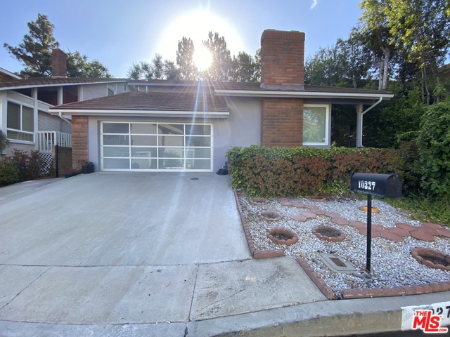 10227 Autumn Leaf Circle 5 Los Angeles, California Large and remodeled 2,300+sf house located in beautiful Bel Air. Amenities include tennis courts, gym, clubhouse, and pool. Just 2 blocks away from the iconic boutique shops and dining of the Glen Centre. The large and open back yard is ideal for entertaining or for just relaxing. Truly an amazing value for the lifestyle and location.