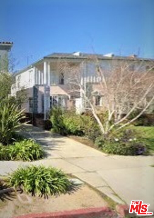 1089 S Ogden Drive 1089 Los Angeles, California Newly Remolded very large 2 bedroom 1 Bath, Hardwood floors thruout, Kitchen includes new refrigerator, classice gas range, dishwasher & new washer/dryer in service porch and ample breakfast eating area. Formal entry leading to spacious living room w/faux fireplace, adjacent to large bright formal dining room. Built in 1949 this classic building is up for the National Registry of Historic buildings. It is centrally located minutes from Beverly Hills, Century City & The Grove. 20-25 minutes from DTLA, The Beach & LAX. 2 car parking included