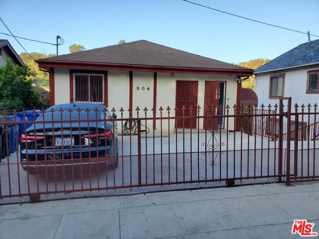 504 Casanova Street Los Angeles, California Completed remodeled 3Ba 2 Ba Single story front unit of triplex house style, washer and dryer next door, Central Air conditioning . Down town Los Angeles 5 Minute distance and Easy to Access 110 Fway.