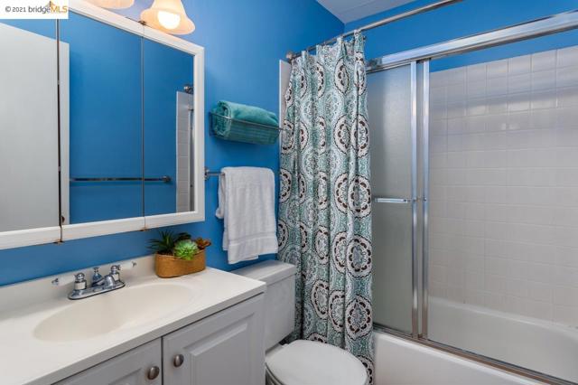 8 Captain Drive, Emeryville, California 94608, 1 Bedroom Bedrooms, ,1 BathroomBathrooms,Condominium,For Sale,Captain Drive,40962853