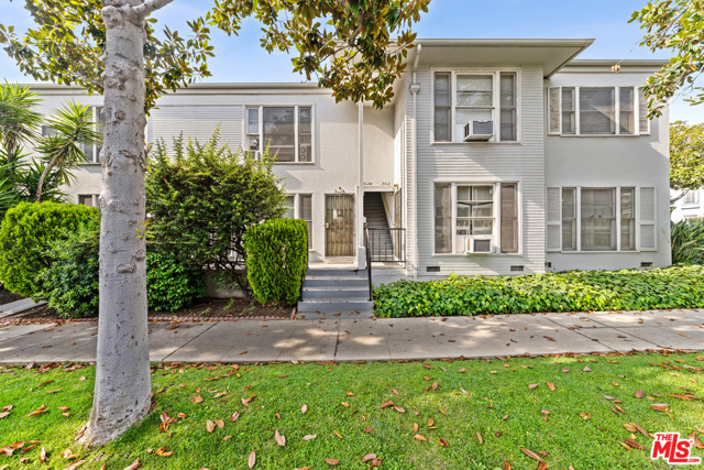 300 S Doheny Drive Beverly Hills, California Charming six-unit building in prestigious Beverly Hills. Located on the SE corner of Doheny Dr and Gregory Way between Olympic and Wilshire Boulevards, the property features a favorable unit mix with studio, four 1-bedroom, and one 2-bedroom units. Much of the building's 1940s character remains with large floor plans, original hardwood oak floors, crown moldings, and tiled kitchens and baths. Garage parking for two vehicles and four additional on-site spaces. The property is stabilized, with quiet and reliable tenants. Significant upside remains for investors to upgrade units over time and capitalize on the demand for renovated apartments. The city's submarket fundamentals feature some of the strongest rents and lowest vacancies in the Los Angeles metro area. Proximity to the restaurants, shops, parks and schools of Beverly Hills, as well as surrounding Century City, West Hollywood, and Beverly Grove neighborhoods.