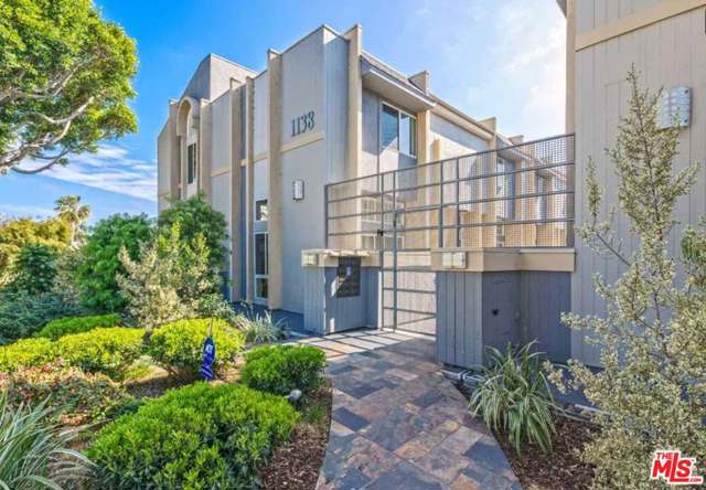 1138 20Th Street 12 Santa Monica, California THIS IS A THREE BEDROOM TOWNHOUSE THAT HAS BEEN COMPLETELY REMODELED AND IS IN THE FRANKLIN SCHOOL DISTRICT. IT HAS A DIRECT ACCESS FULL TWO CAR GARGE, AND IS LOCATED NORTH OF WILSHIRE. IT IS TENANT OCCUPIED AND I MUST HAVE 24 HOUR NOTICE TO SHOW.