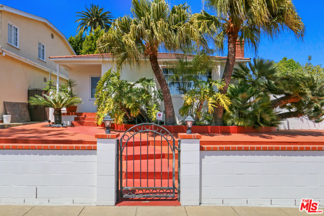 2315 Washington Avenue Santa Monica, California Fabulous opportunity in Santa Monica! Best location in the middle of the block. Well maintained cozy beach cottage with some fantastic upgrades over the years. Large sunroom added to give extra space but still allowing for generous outdoor space. Fenced and private, great for outdoor entertaining. Features a beautiful kitchen with high-end stainless steal appliances. Home was enhanced to 2 bedroom and 2 bathrooms while creating storage and closet space. A really sweet and loved home.