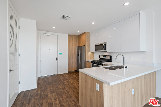 Image 2 for 714 N Sweetzer Ave #304, Los Angeles, CA 90069