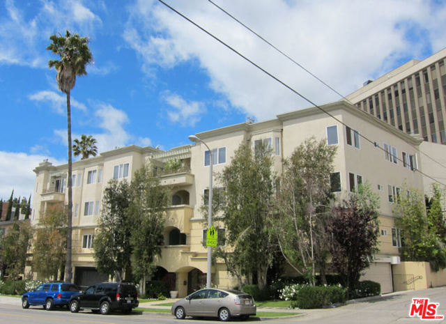 11961 MONTANA 303 Los Angeles, California VERY BRIGHT & CHEERFUL TOP FLOOR FRONT UNIT IN THE HEART OF BRENTWOOD. HIGH CEILINGS, SKY-LIGHTS, RECESSED LIGHTS. NEWER MAPLE FLOORING IN BEDROOMS, LIVING & DINNING ROOM W/FIREPLACE OPENS TO LARGE BALCONY. TWO BEDROOMS PLUS TWO FULL BATHS, NO COMMON WALLS IN BETWEEN. DOUBLE PANED WINDOWS. GRANITE COUNTER TOPS IN BATHROOMS AND KITCHEN. REFRIGERATOR, DISHWASHER, STOVE, OVEN, MICROWAVE AND WASHER-DRYER INCLUDED. WELL MAINTAINED COURTYARD COMPLEX. WALK TO SHOPS & RESTAURANTS ON SAN VICENTE BLVD. TWO BLOCKS FROM BRENTWOOD COUNTRY CLUB GOLF COURSE AND FARMERS MARKET. EASY ACCESS TO 405 & 10 FREEWAYS. SHOWN BY APPOINTMENT THROUGH LISTING AGENT.