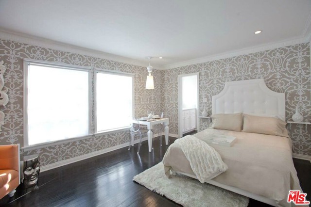 1728 El Cerrito Place 8 Hollywood, California StayTony presents The Dorothy, a pet-friendly, fashionable boutique apartment building that specializes in rentals for a period as short as one month. This fully furnished, spacious Studio is the ultimate in stylish living. Unit includes designer furniture, walk-in closet, tons of storage and cabinets, hardwood floors throughout and marble countertops. One parking space included. Unit includes and Landlord pays for the following: Gas, Electric, high speed wireless internet, plasma television and digital cable with 300 channels. The Dorothy is a half-block off of the world famous Hollywood Walk of Fame. Within a couple of blocks are the world famous Grauman's Chinese Theatre, the W Hotel, the Hollywood and Highland Center (the site of the Academy Awards), LA Fitness gym, and endless trendy restaurants, bars, nightclubs, and hotels.