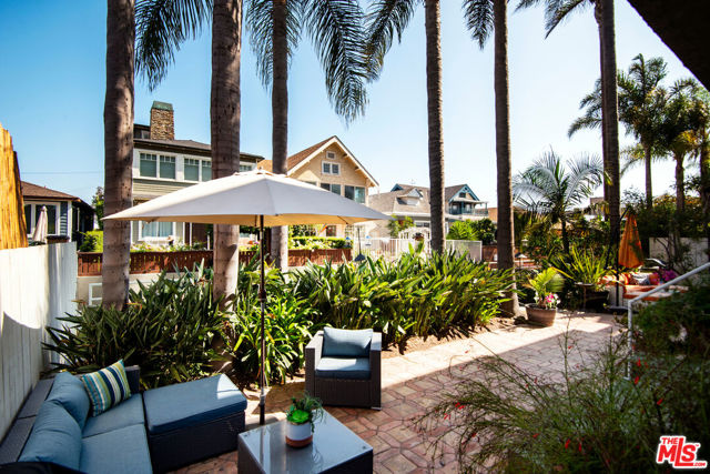41 Sunset Avenue 103 Venice, California Gorgeous condo on the walk streets of Venice, around the corner from the beach! Fully remodeled with no expense spared, this incredible Venice beach condo truly has it all. Open floor plan, wide plank white oak floors, recessed lighting, and a chef's kitchen with Caesarstone countertops and custom-built cabinetry. Features two spacious bedrooms, each with its own beautifully remodeled bathroom. The floor-plan is ideal for entertaining with family and friends! The kitchen and island seating flows seamlessly to the family room. Just off the family room, there are sliding doors that bring in a ton of natural light and that fresh ocean breeze. You can't beat this location! Close to all of the best shops and restaurants Venice has to offer; Yoga, Coffee, Whole Foods, Gjelina, Rose Cafe and more! Tandem parking, in-unit laundry. Westside living at its best!