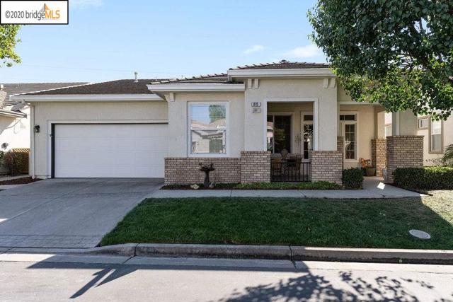 1810 Mariposa Way Brentwood, California ****WOW**** Beautiful 2 bedroom 2.5 bath with updated kitchen, Quartz countertops, Quartz kitchen Island, white cabinets with nickel hardware, nickel lighting fixtures, Quartz shelving top between hallway and family room, 2 seperate suites with their own full baths, Library, Living room and formal dining area, hand scraped wood flooring, located on the 8th hole at the Brentwood Country Club Golf with spectacular views, sit outside while having your morning coffee and watch the sunrise or catch the beautiful sunset as it sits over Mt Diablo, new concrete walkway in front and side done October 2020..... washer/dryer and Fridge stay !! You don't want to Miss this!!