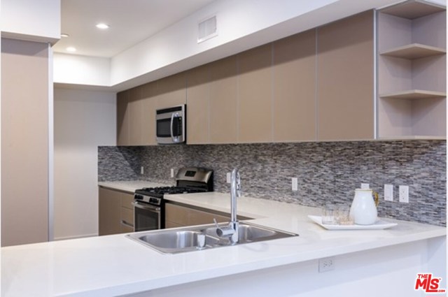 2250 Fox Hills Los Angeles, California VIRTUAL TOURS AVAILABLE UPON REQUESTWelcome to Fox Hills, a newly constructed property in the heart of Century City. With a striking modern exterior and bright, spacious interiors, each 3 bedroom residence boasts designer fixtures, in suite washer and dryer, walk-in closets, balconies and luxury appliances. Experience good living at Fox Hills as friendly and professional leasing, management and maintenance teams cater to your needs.FOR AN APPOINTMENT, PLEASE SEE THE PRIVATE REMARKS