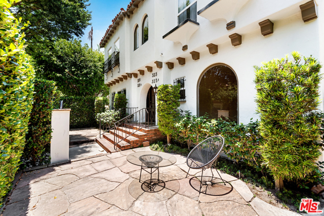 321 S Reeves Drive Beverly Hills, California Beautiful 4-plex right off of South Beverly Drive. Three of the four units have been renovated recently featuring updated kitchens and bathrooms. Laundry in each unit. Seller's expenses not yet stated--ask agent.