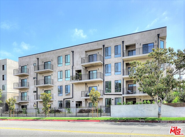 3715 San Marino #301, Los Angeles, CA 90019