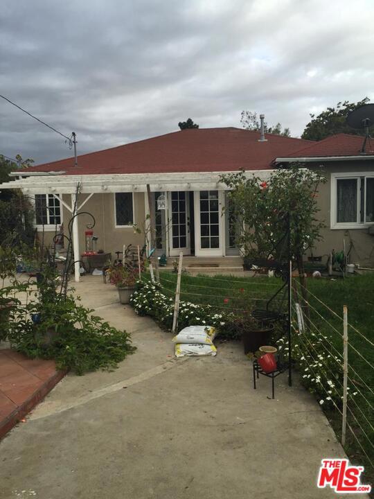 3345 Virginia Avenue Santa Monica, California Charming home in the beautiful city of Santa Monica .Minutes away from the beach. 3 bedrooms, Hardwood floor , Spacious laundry room with storage. Stainless steal appliances kitchen opens to the dining room , Lovely living area with French doors opening to the unique garden style backyard ,Newer windows . its a precious 5500 Sqft land in a quiet and lovely neighborhood.