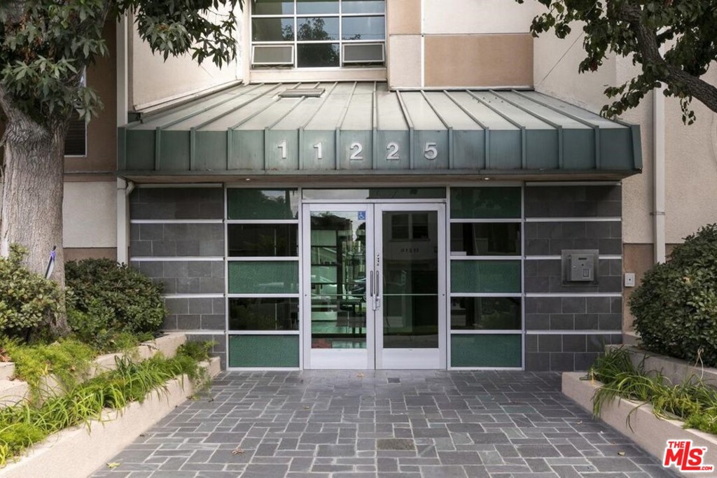11225 PEACH GROVE Street 207 North Hollywood, California Great West Toluca Lake adjacent to Studio City and NOHO Arts District. Full of natural light two bedrooms, two bathrooms unit with spacious dinning area, balcony, laundry inside. Building offer's pool, elevator and gym. Great area with access to major freeways, trendy cafe's, restaurant's and shopping.