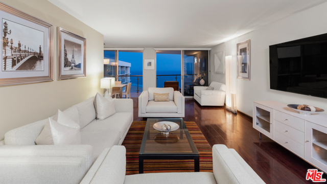201 Ocean Avenue 1904P Santa Monica, California Penthouse with awe inspiring 270 degree wrap around views from the ocean to Downtown LA. This 3 bed/ 2.5 bath has direct ocean views and is a diamond in the rough. 5-star amenities including Valet Parking, 24-hour security, Concierge service, Pool, Gym and Spa. Steps to the beach and world famous restaurants.