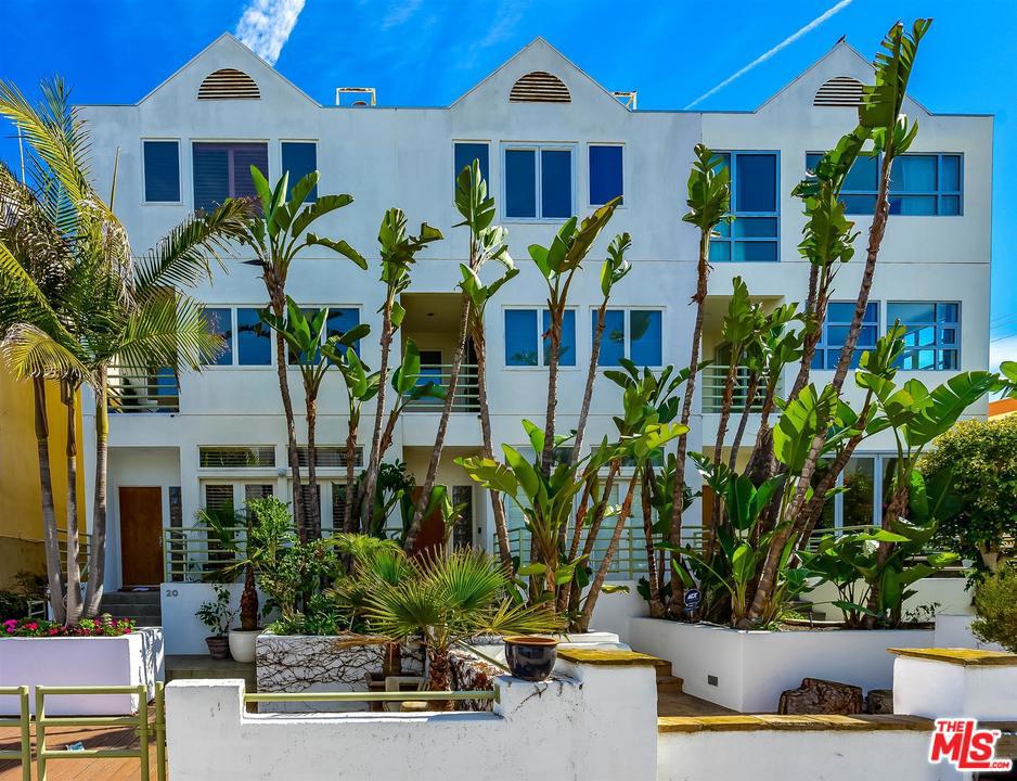 20 VOYAGE Street
