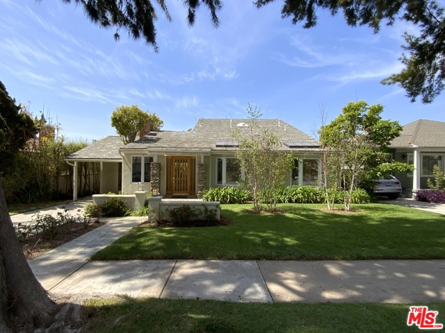 2514 26Th Street Santa Monica, California Traditional 4-bedroom, 2.5-bath Sunset Park home with 2-bedroom 1-bath guest house and pool & spa. Lots of light! Hardwood floors throughout the 1st floor, Open kitchen, breakfast area, formal dining room that steps down to the large family room w/ high ceilings and floor to ceiling windows overlooking the pool and back yard. The entire 2nd floor is the master suite, large space w/ hi ceilings and floor to ceiling windows overlooking the pool and back yard, private spa in the master suite that also overlooks the pool and backyard, the large master bath also has spa tub, in addition the master has a room that can be used as a nursery or office. In addition to the spacious backyard w/ pool there is large side yard, all these amenities are great for entertaining. All this on a 9,434 square foot lot in Sunset Park!!! The pictures tell the story! This is a trust sale.
