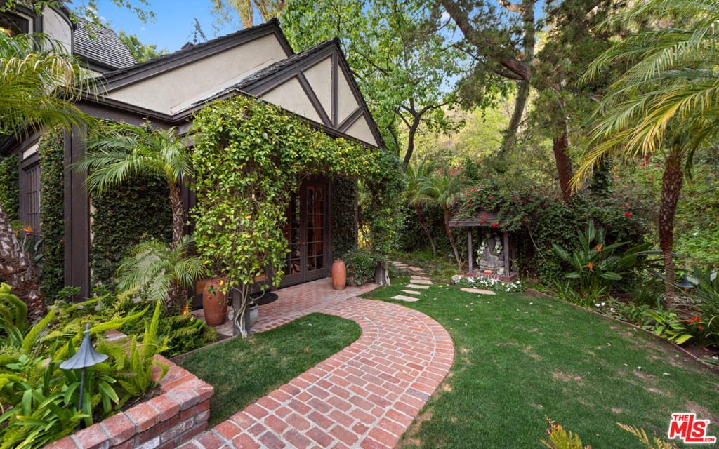 2781 Benedict Canyon Drive
