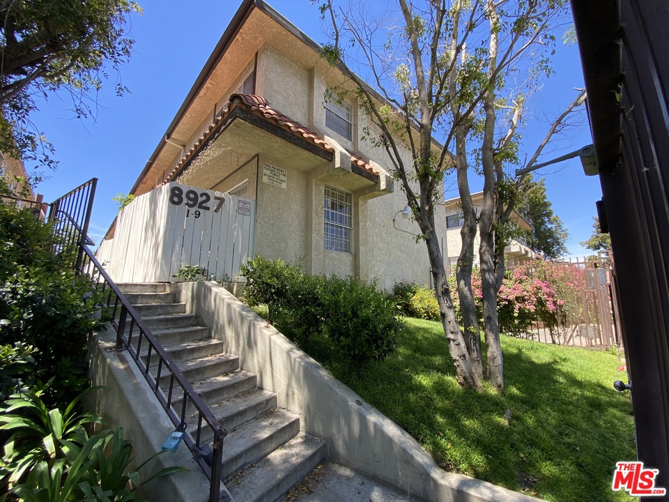 8927 Cedros Avenue